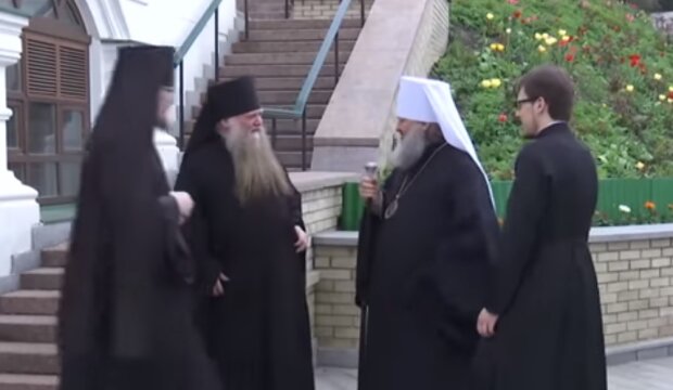 Священники, скрин из видео