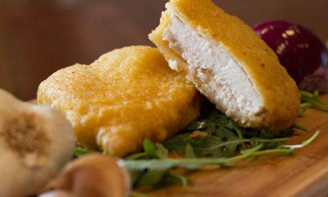 Смачно до нестями: курячі відбивні в цибульковому клярі