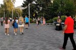 У Дніпрі біля садка бродить псих з ножем - люди бояться висунути носа на вулицю