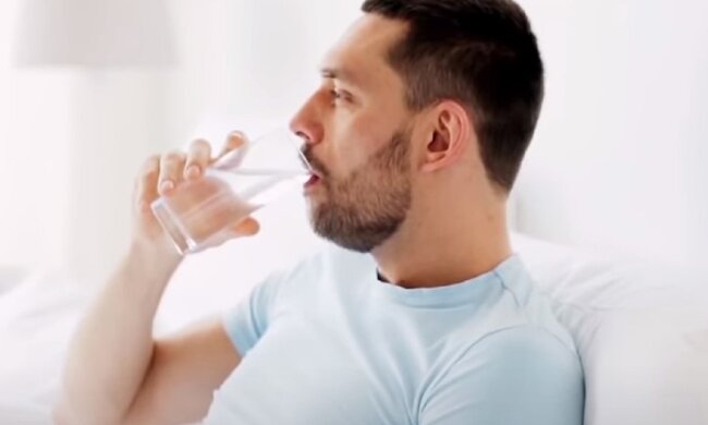 Человек пьет желатин. Фото: Youtube