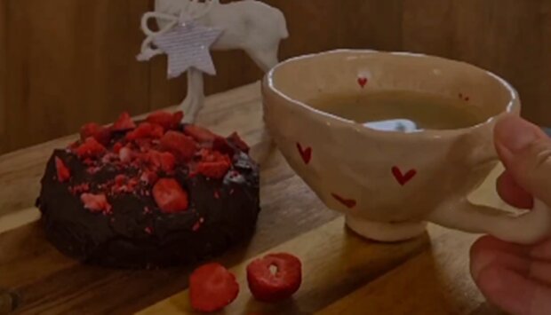 Десерт к кофе за 2 минуты, скриншот из видео
