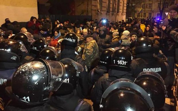 Сторонники Саакашвили штурмуют Банковую: схватки и первые задержания
