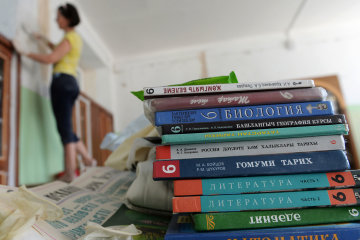 Шкільні побори: голова батьківського комітету притиснула до стіни батька школяра