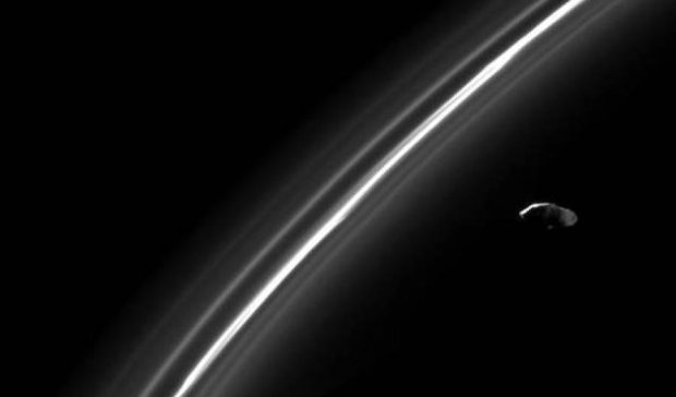 NASA опубликовало фото самого маленького спутника Сатурна