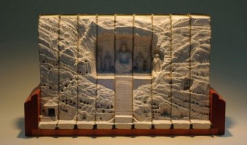 Канадский скульптор скальпелем превращает старые книги в шедевры