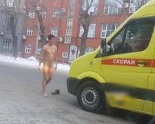 Голий росіянин побився з реанімобілем