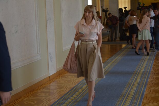 Нова парламентська мода: депутатки ходять у Раду з сумками для покупок