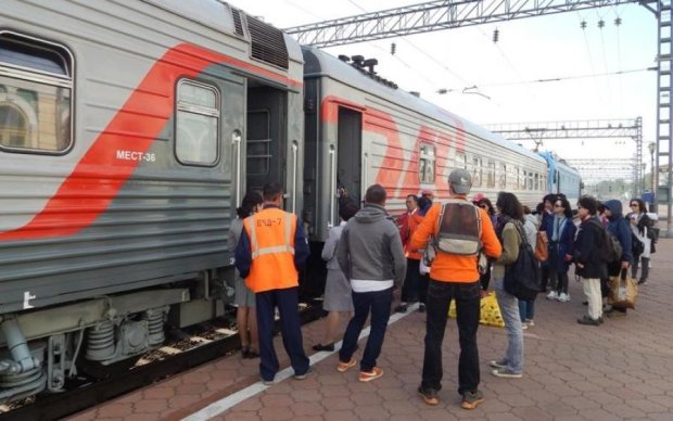 Нехай щастить! Поезда с россиянами покатили в обход Украины