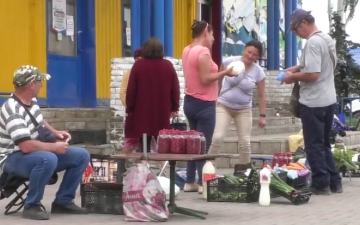 Стихійна торгівля. Фото: скрін youtube