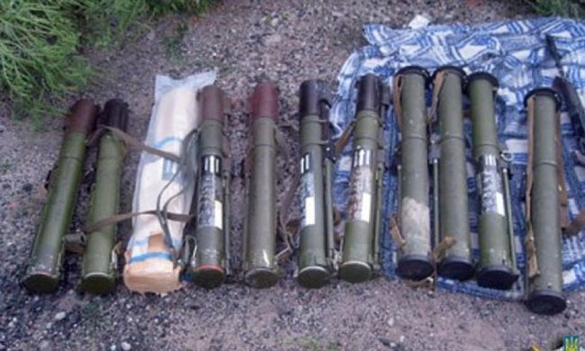 Біля траси Артемівськ-Дебальцеве відшукали арсенал зброї (фото)