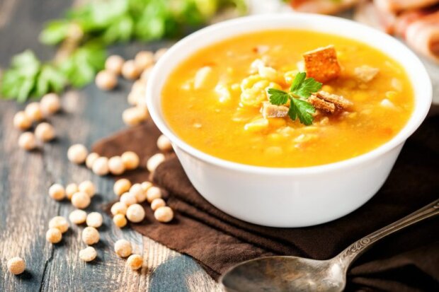 Повод для чудесного обеда: нежный гороховый суп с ароматной грудинкой