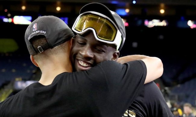 Лыжные маски и море шампанского: Видео из раздевалки Голден Стэйт после победы в НБА