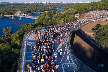 В панике команда Кличко зачищает следы: документы по стеклянному мосту добавляют задним числом