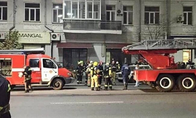 В центре Киева горел ресторан: 30 человек эвакуированы (фото)