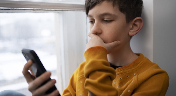 Дитина з телефоном. Фото з відкритих джерел