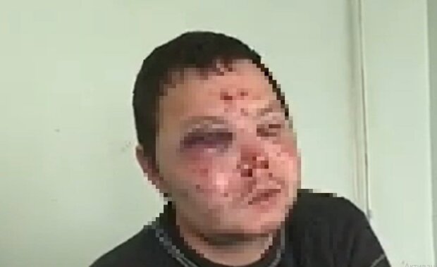 Водителя такси избили после замечания о масках, кадр из видео