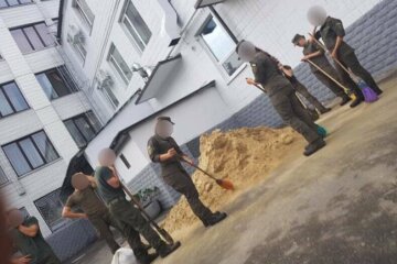 Разгребают помои и отжимаются в противогазах: жестокие издевательства над курсантами в Харькове попали на видео