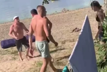 Драка между украинцами и россиянами, кадр из видео