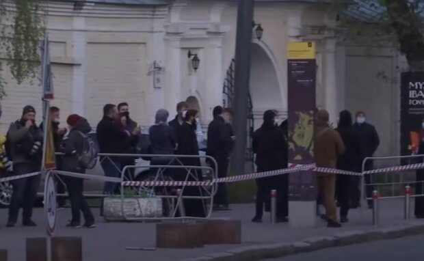 Украинцы возле церкви, скриншот: YouTube