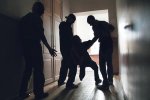 Малолітки на чолі з матір'ю-алкоголічкою тримають у страху район: "Погрожують ножем і б'ють"