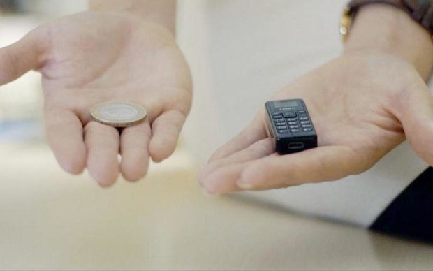 Найменший телефон важить менше монети