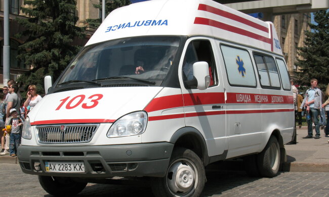 Молитва замість швидкої: у Дніпрі хлопець ледь не помер на вулиці через двох неадекваток