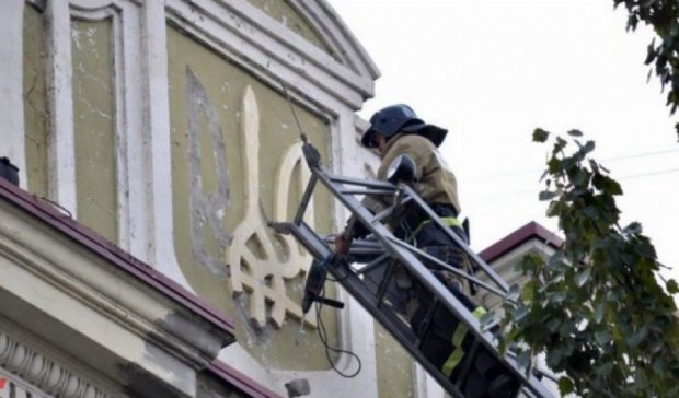 В Донецке боевики уничтожили герб Украины (фото)