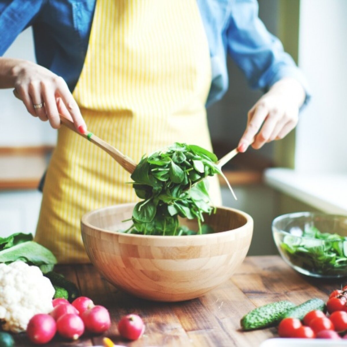 Хозяйкам дали рецепты 5 универсальных и очень вкусных заправок для салатов  - ЗНАЙ ЮА