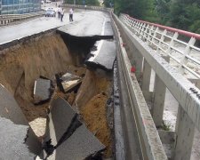 Ворота пекла на воді: путінський міст провалився під землю, кадри аварії перелякали мережу