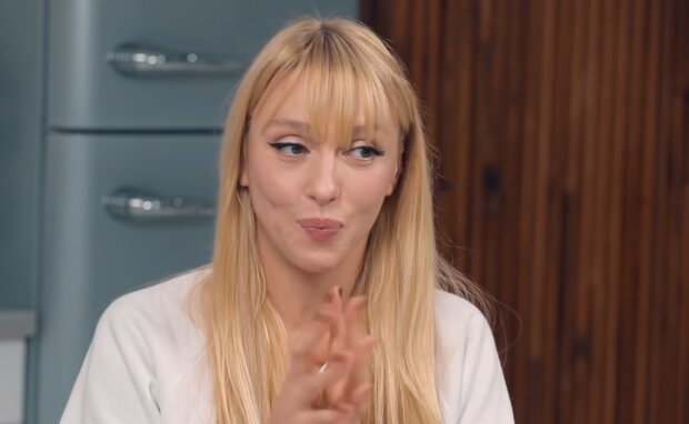 Оля Полякова, скриншот из видео