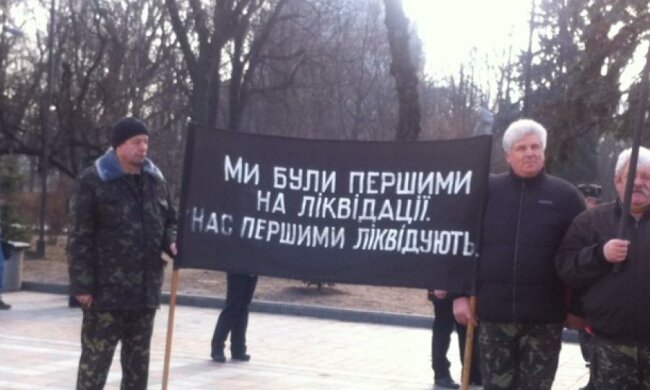 Чорнобильці почали пікетувати Раду
