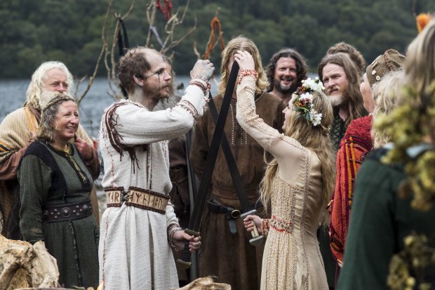 Свадьба в стиле викингов закончилась жертвоприношением и окровавленными молодоженами: фото