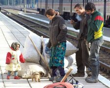 Львівський вокзал заполонили роми, фото: Вголос