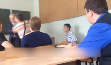 Російський студент побив викладача через навушники (відео)