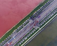 Китайське озеро розділилося на два кольори
