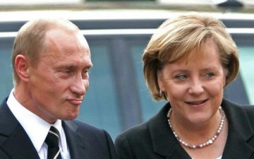 Романтик-Путін невдало підкотив до Меркель з білими трояндами: відео