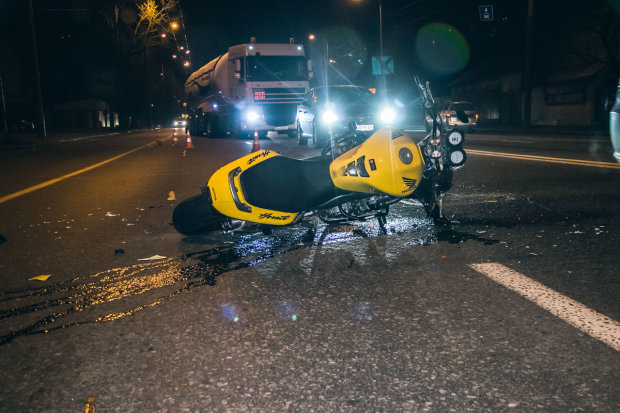 У Києві мотоцикліст розбився в ДТП: "Намагався обігнати"