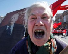 Ватний курник: жительки Донбасу спробували "прогнати" ВСУ своїм кудкудаканням