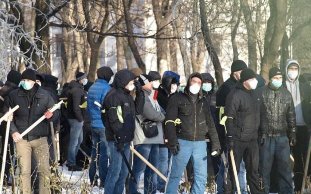 Копы просто наблюдали: киевляне разгромили титушек, избивших депутата