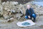Мужчина работал на ферме и случайно нашел клад, но миллионером не стал: "Я помогал подруге"