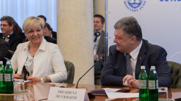 Порошенко с ирокезом и Гонтарева в гипсе: экс-глава Нацбанка утерла нос ценой пятого президента Украины