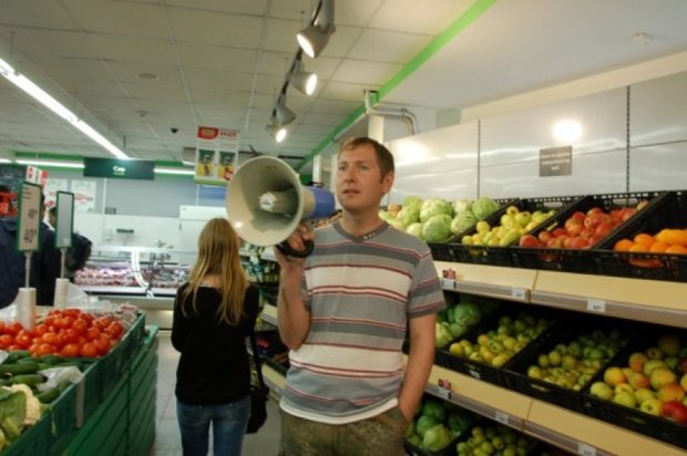 Киевлянину отомстили за акцию в магазине "Рошен"