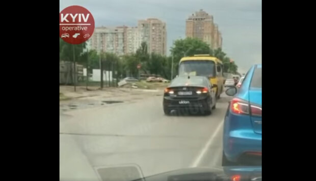 В Киеве маршрутчик с таксистом "сцепились" прямо на встречке: "Интересный перфоманс"