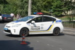 У Києві Mazda "посадила" на капот двох велосипедистів: життя підлітків висить на волоску, моторошні фото