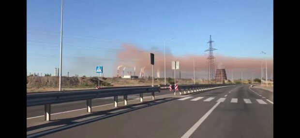 Над Запоріжжям повис червоний дим, очевидці в жаху: "Катастрофа!"