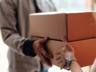 Шахрайство з посилкою зі США: телефон, гроші, банківська картка