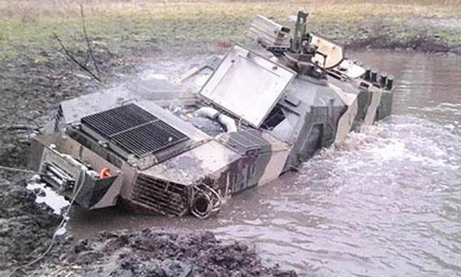 Новий український броньовик втопили у болоті під час випробувань (фото)