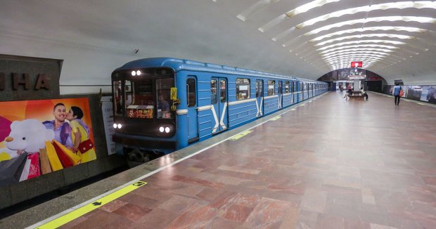 Київське метро відмовляється від жетонів: на яких станціях вже діє ноу-хау