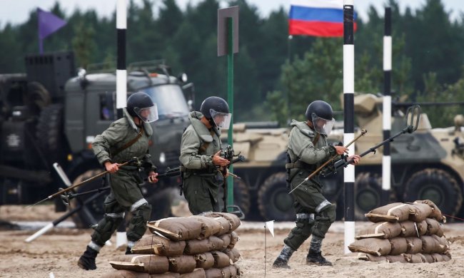 Россия подпитала границы новой смертельной "дозой", сотни танков выстроены в ряд: жуткие кадры