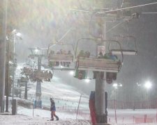 Стихія нищить європейські курорти, туристи у заручниках шторму